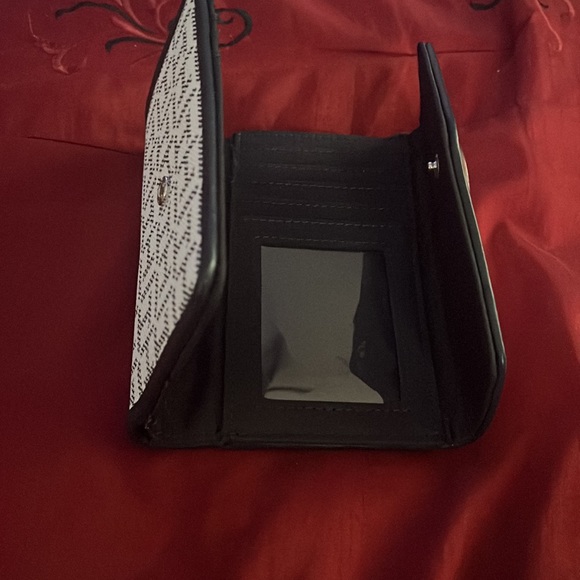 Tommy Hilfiger tri fold wallet like new - Picture 2 of 3